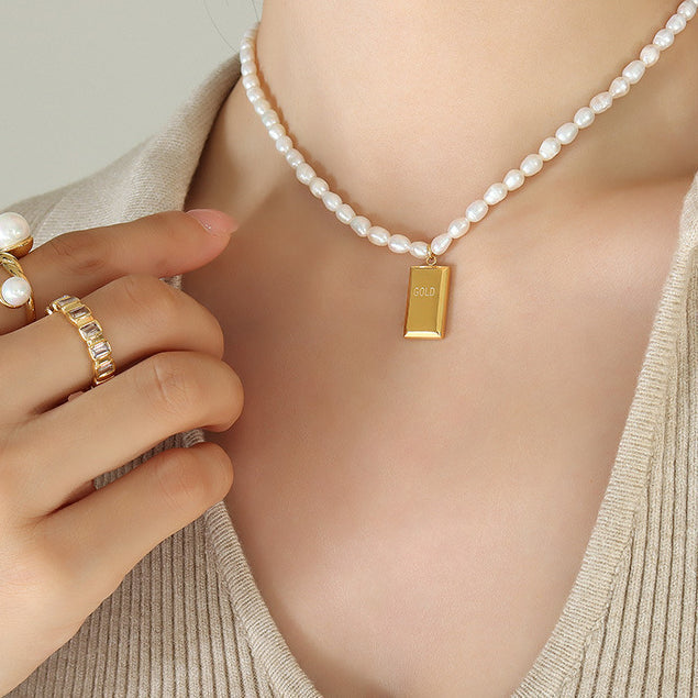 Geneva - Elegant freshwater pearl necklace with geometric pendant