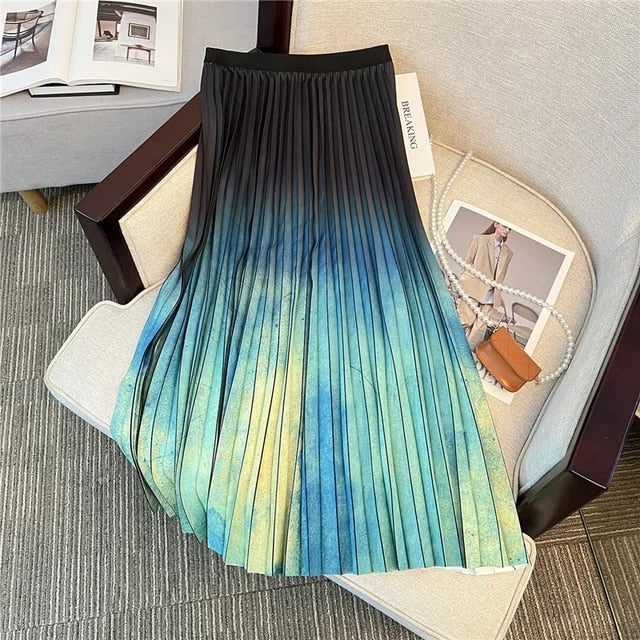 Fashionable pleated skirt with colourful print