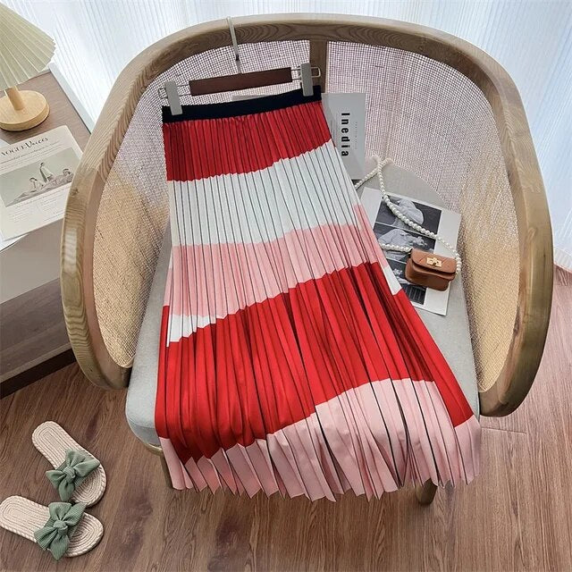 Fashionable pleated skirt with colourful print