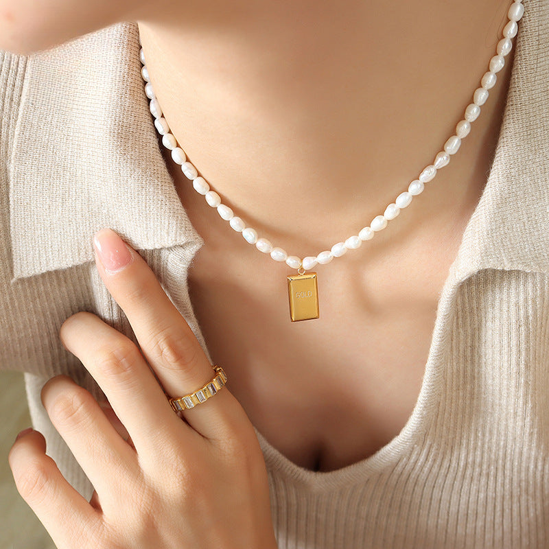 Geneva - Elegant freshwater pearl necklace with geometric pendant
