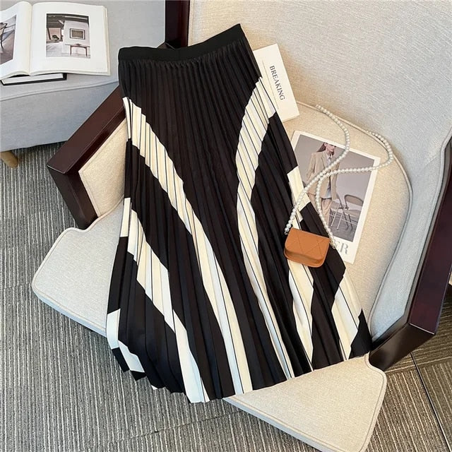 Fashionable pleated skirt with colourful print