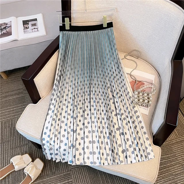 Fashionable pleated skirt with colourful print