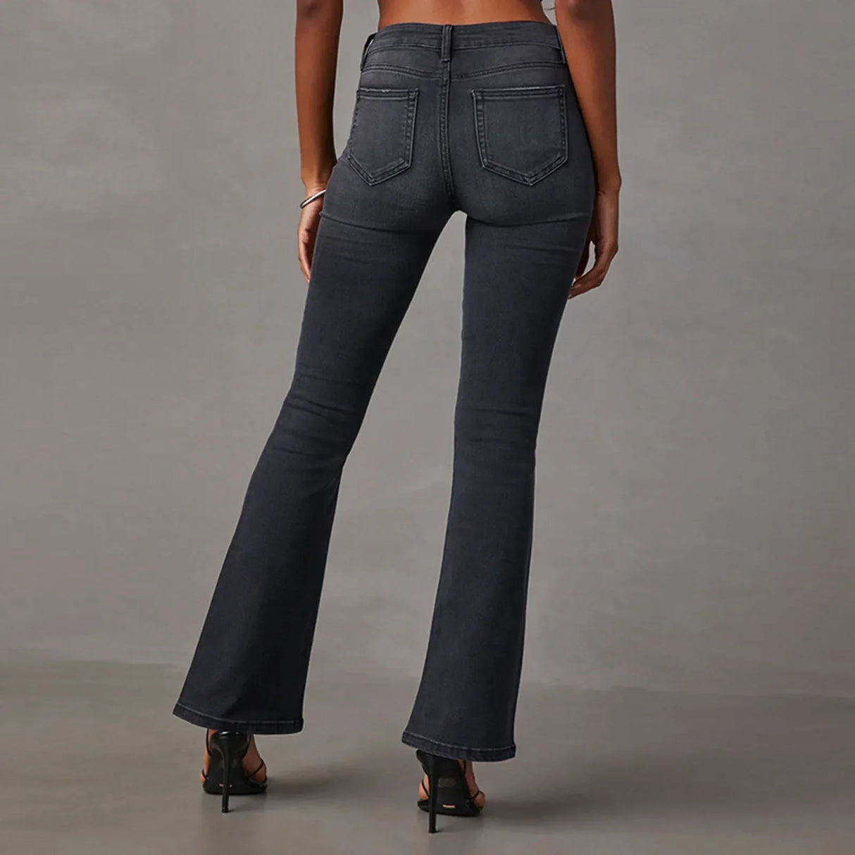 Zoe - Chic bootcut jeans with a low rise