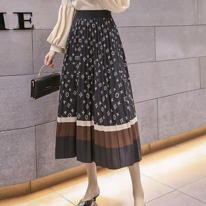 Stylish pleated skirt with pattern